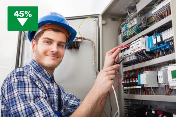 Desconto no Curso de Eletricista Eletricista fazendo medições em painel elétrico.