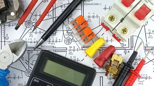 Suporte ao aluno. Os alunos do curso de eletricista profissional podem contar com acessoria da escola para seu desenvolvimento profissional.